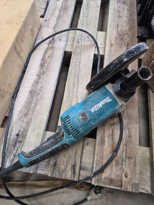 a picture of a corded sander sitting on top of a wooden pallet