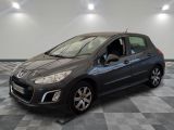 la voiture grise est garée sur un sol en damier dans le garage
