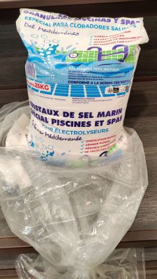 un paquet de savon posé sur un sac en plastique