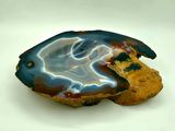une photo d'un morceau d'agate posé sur une surface blanche