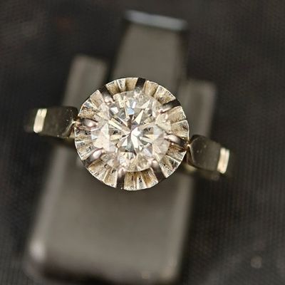 une photo d'une bague en diamant posée sur un téléphone portable