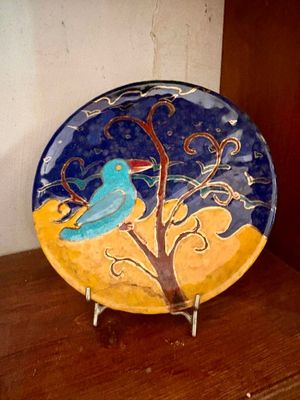 une assiette avec un oiseau posée sur une table