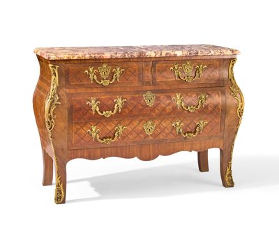 une commode avec un plateau en marbre