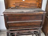un vieux piano qui se trouve dans une pièce