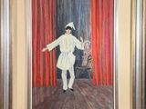 tableau représentant un homme en costume blanc debout devant un rideau rouge