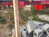 des parpaings empilés les uns sur les autres devant une grue