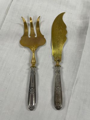 deux fourchettes et un couteau sont posés sur une nappe blanche