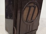 une vieille radio posée sur une table