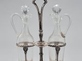 une carafe en verre plaquée argent d'époque, accompagnée de trois vases en verre
