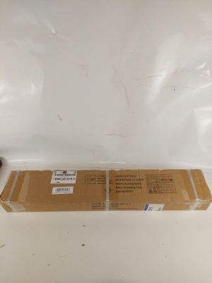 une boîte en papier kraft posée sur une table blanche
