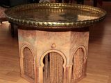 une image représentant une table sur laquelle est posé un plateau en métal