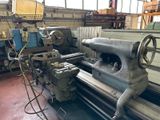 une grande machine installée dans un bâtiment