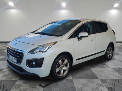 la petite voiture blanche est garée dans une pièce au sol à carreaux