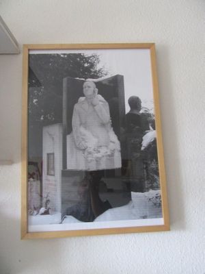 une photo d'une femme debout devant la photo d'un homme