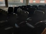une pièce avec beaucoup de chaises et une grande fenêtre