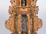 une horloge en or surmontée d'une statue