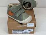 une boîte sur laquelle est posée une paire de chaussures de bébé