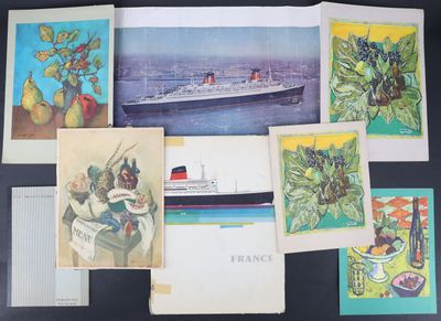 de nombreuses cartes postales posées sur une table, avec un bateau en arrière-plan
