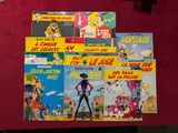 beaucoup de bandes dessinées posées sur une table rouge