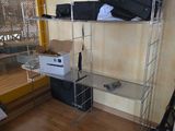 une chambre avec un lit, des bagages et une fenêtre