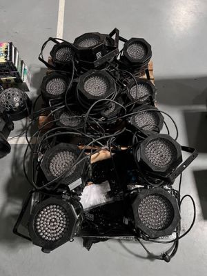 de nombreuses lampes posées sur une table