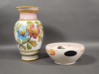 un vase et un bol posés l'un à côté de l'autre sur une table