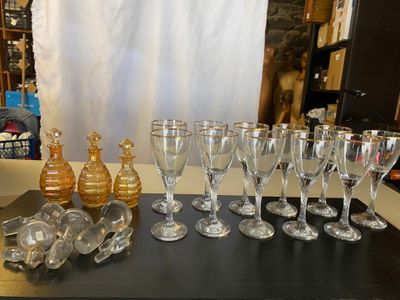 un grand nombre de verres à vin posés sur une table
