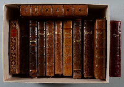 une boîte remplie de vieux livres posée sur une table