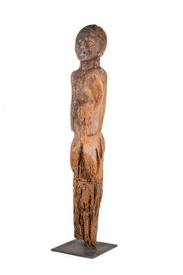 une vieille statue en bois d'un homme avec un chapeau sur la tête