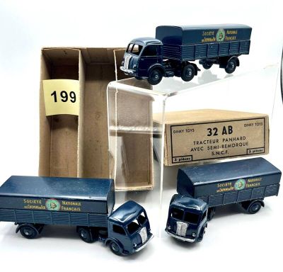 DINKY TOYS – France - BOÎTE REVENDEUR REMPLIE DE 3 PANHARD S…