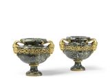 une paire de vases verts et dorés sur fond blanc