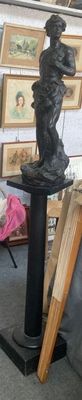 une statue représentant un homme tenant une batte de baseball posée sur une table