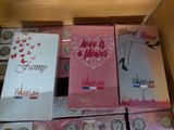 une boîte remplie de cartes en forme de cœur