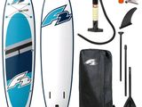 un gros plan sur une planche de surf avec des pagaies et un sac