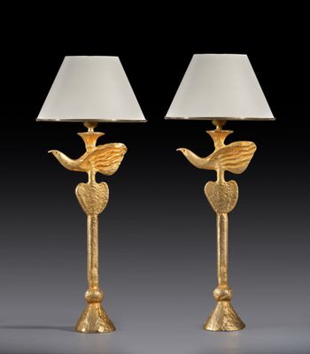 une paire de lampes de table en laiton ornées d'oiseaux
