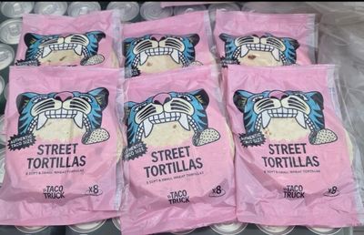 six sachets de tortillas vendues dans la rue posés sur une table