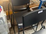 de nombreuses chaises et tables dans une pièce où se trouvent des cartons par terre