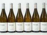 cinq bouteilles de vin blanc alignées les unes à côté des autres