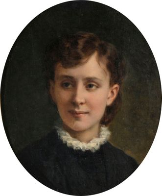 portrait d'un jeune garçon vêtu d'une robe noire à col blanc