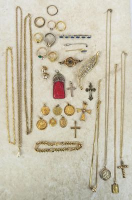 de nombreux types de colliers et de bagues posés sur la table