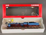un train bleu et rouge dans une boîte posée sur une table
