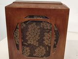 une radio en bois à l'ancienne ornée d'un motif floral