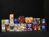 beaucoup de jeux sur l'étagère dans la pièce