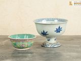 un bol et un autre bol posés sur une table