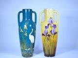 deux vases posés côte à côte sur une surface blanche