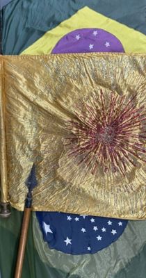 un drapeau orné d'un rayonnement en forme d'étoile, posé sur une table