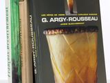 trois livres sont empilés sur une table