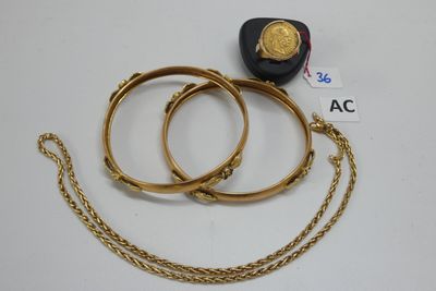 deux bracelets en or et une chaîne en or à laquelle est accrochée une pièce