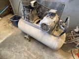 un petit compresseur d'air posé par terre dans le garage