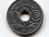 une pièce de monnaie percée d'un trou au milieu